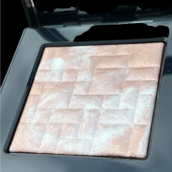 Bobbi Brown Highlighting Powder - Picture 6 of 16